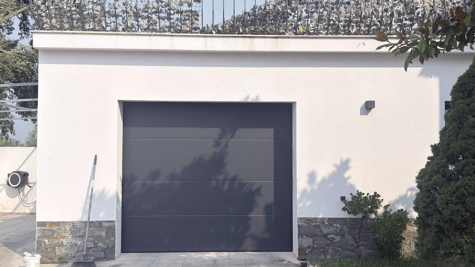 Portão seccionado instalado numa moradia